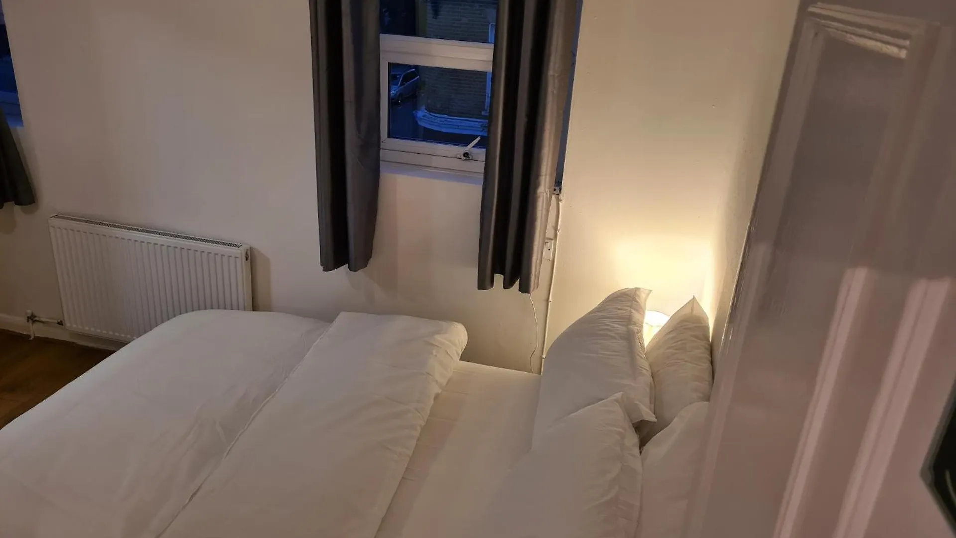 4Br-2Ensuite-10Mincentrallondon-Sleeps11-Parking Holiday home London