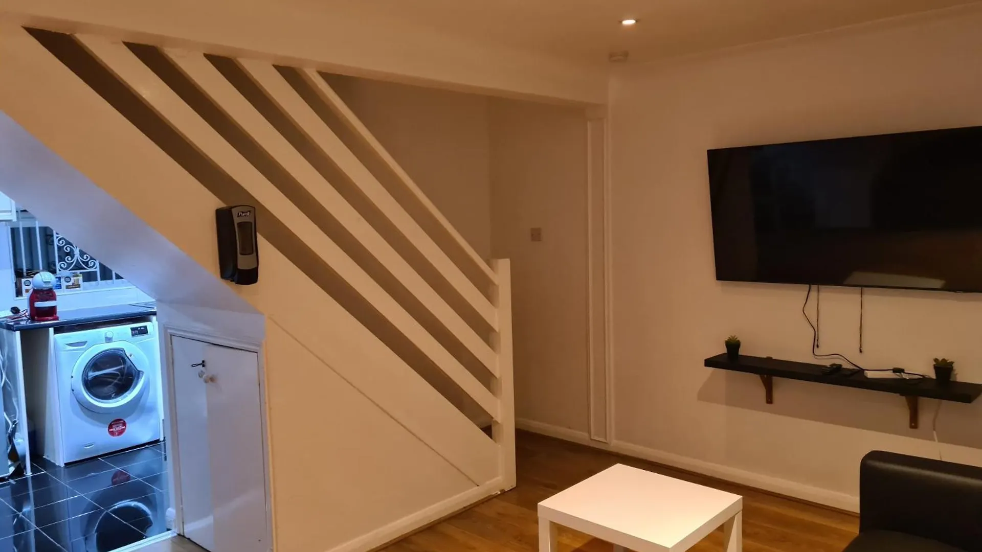 4Br-2Ensuite-10Mincentrallondon-Sleeps11-Parking Holiday home