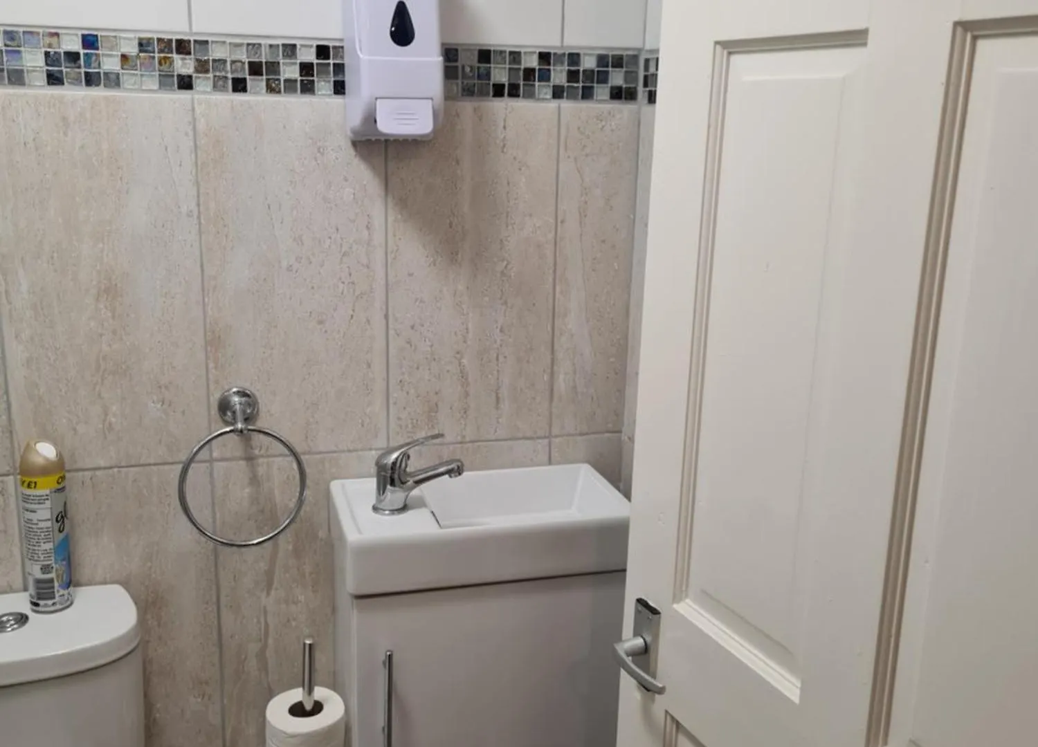 4Br-2Ensuite-10Mincentrallondon-Sleeps11-Parking Holiday home